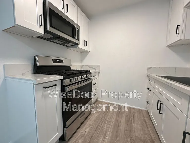 1409 W Lingan Ln #11 — Photo 2