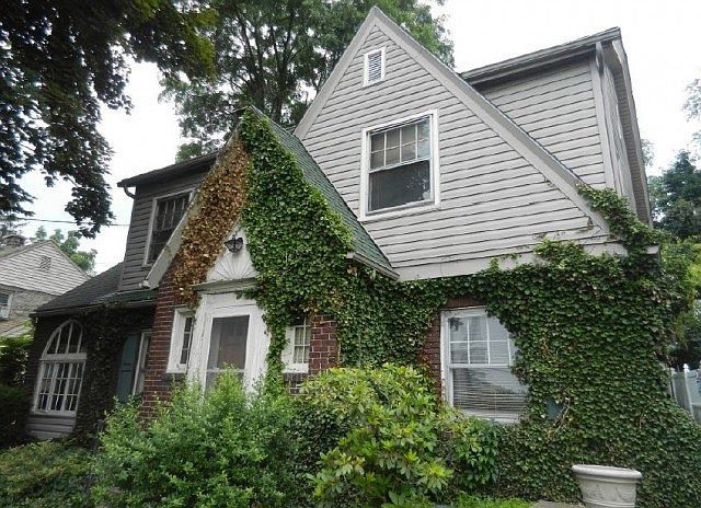 1st image of 305 E 1st St