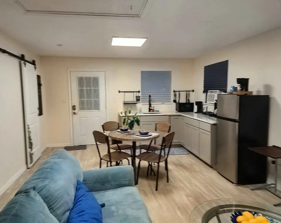 Studio, 420 sqft, $1,150 — Photo 2