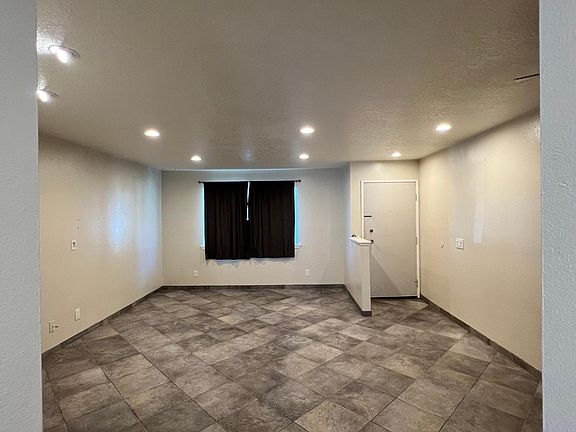 4th image of 639 W Fletcher Ave Unit 17