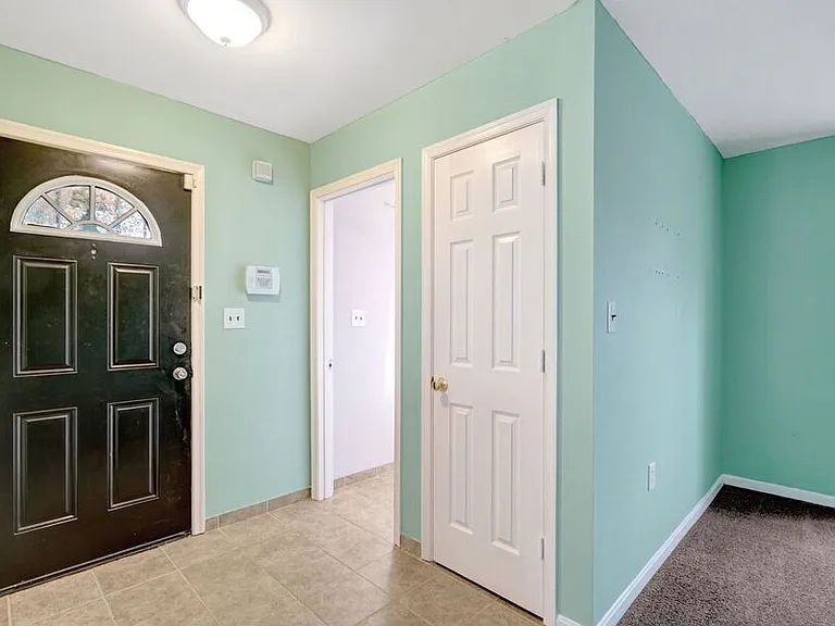 1121 Varney St SE — Photo 2