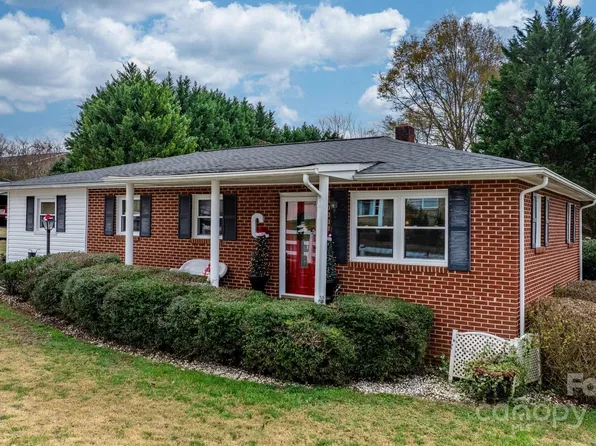 105 Phoenix Dr, Morganton, NC 28655