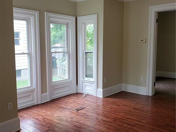 5th image of 303 Gibson St