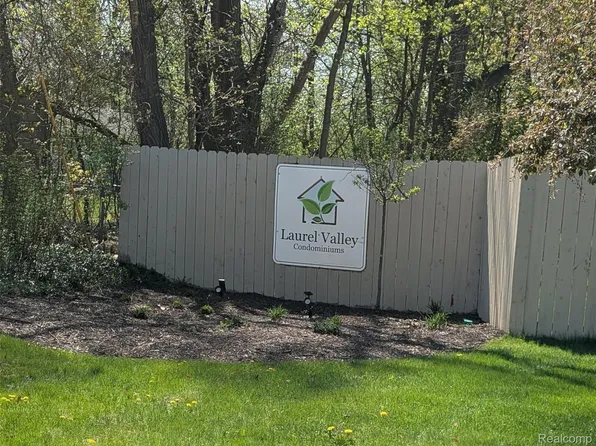 1390 Laurel Valley Dr, Waterford, MI 48327