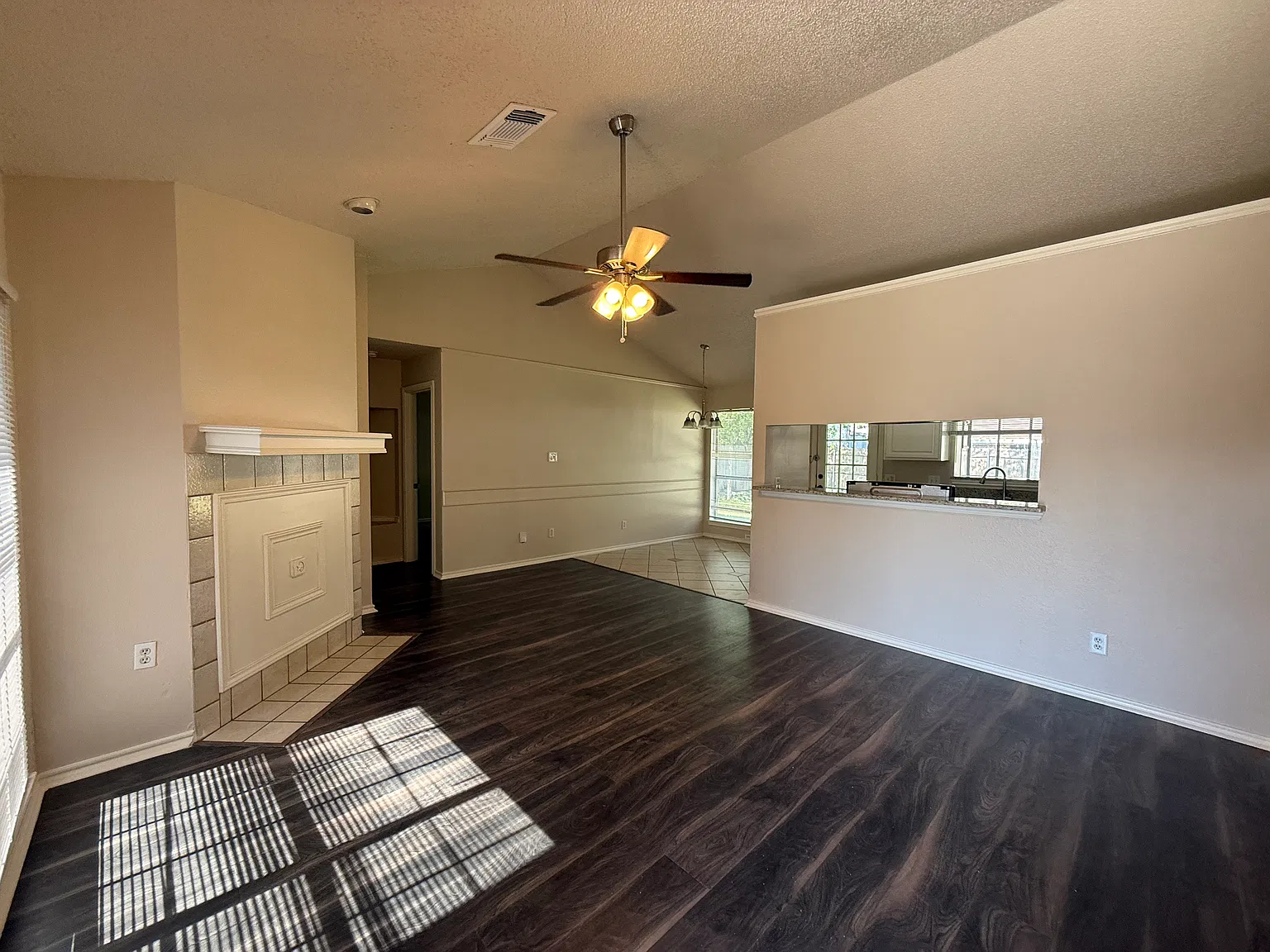 3 bed, 1295 sqft, $1,895 — Photo 3