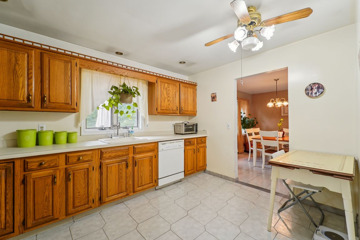 Crest Hill Dr-S2507-019.jpg