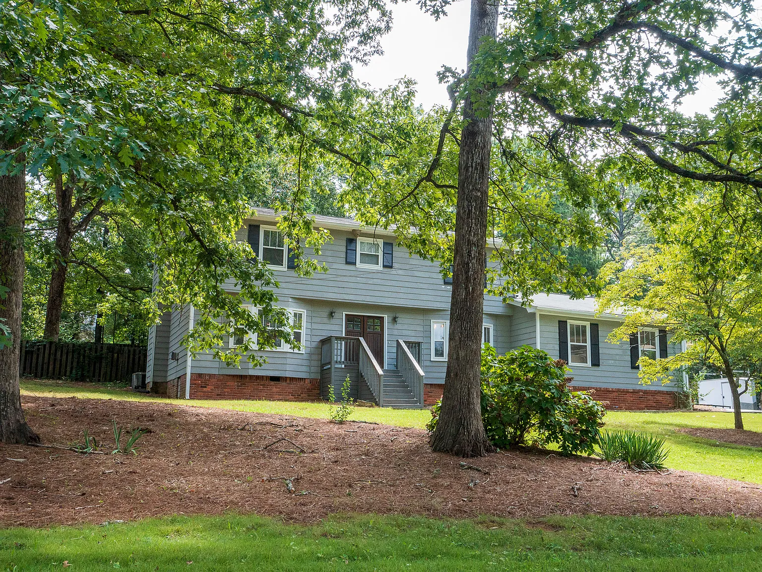 4 bed, 2.5 bath, 2478 sqft, $7,950 — Photo 2
