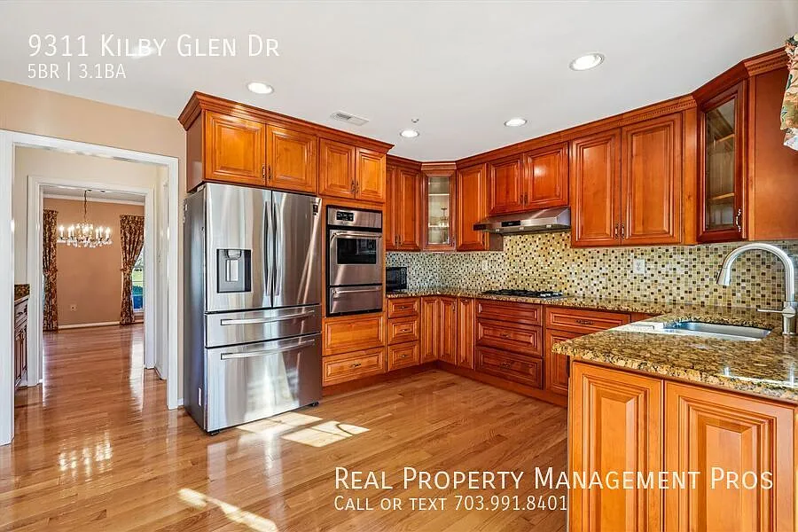 Beautiful 5-bedroom colonial for rent in the desirable Langley HS district! — Photo 2