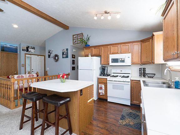 4th image of 7560 Eastlane Ave