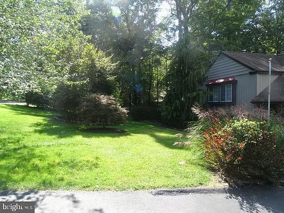 5th image of 75 Laurel Dr