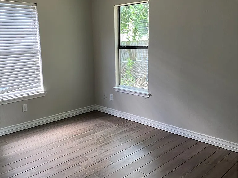 721 Elesa St — Photo 8