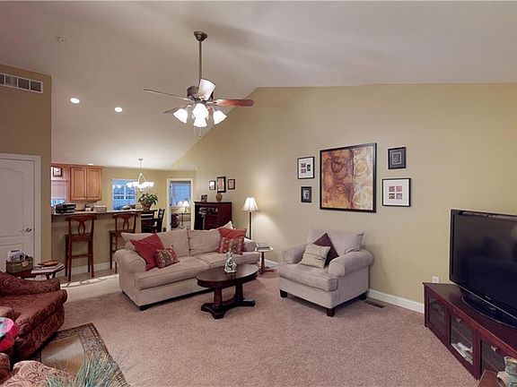 3rd image of 170 Sandy Ct Unit 12