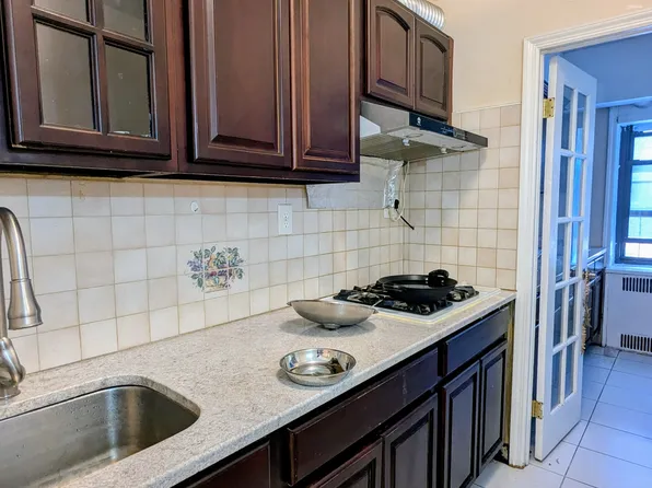 83-06 Vietor Avenue image 1 of 14