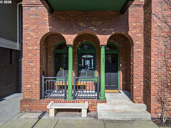 3rd image of 121 SW Gibbs St