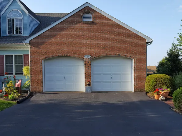 100 Carriage Hill Ln, York, PA 17406