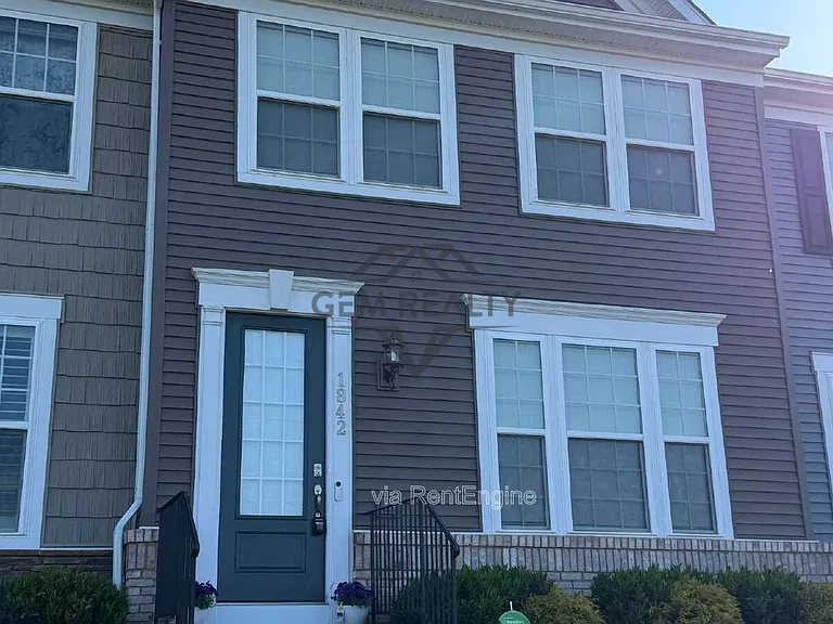 1842 Briscoe Ln — Photo 2