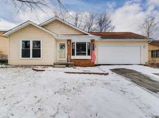 2005 Woodhavens Dr, Bloomington, IL 61701