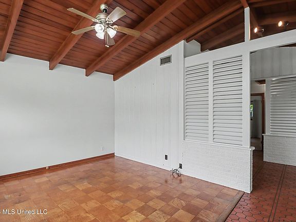 4th image of 300 41st St