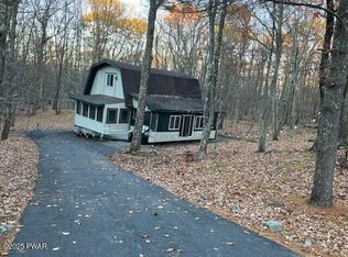 121 Ledgeview Dr, Hawley, PA 18428