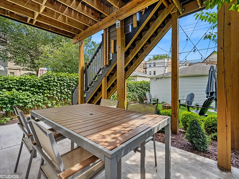 1637 W Barry Ave #1 — Photo 9
