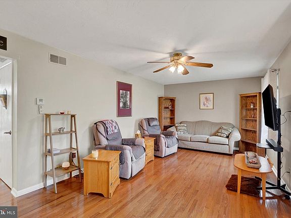3rd image of 213 Lartry Dr