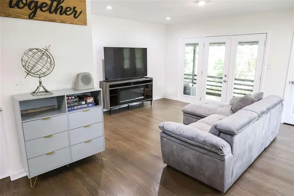 3 bed, 2.0 bath, 1283 sqft, $2,200 — Photo 4