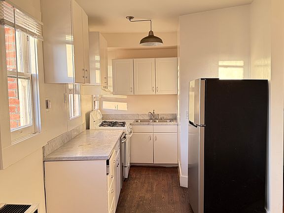 5th image of 120 Westminster Ave APT 17