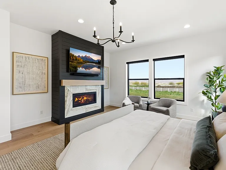 Great views. TV + Sonos. Fireplace.