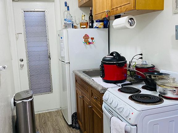 4th image of 2710 Shipping Ave APT 14
