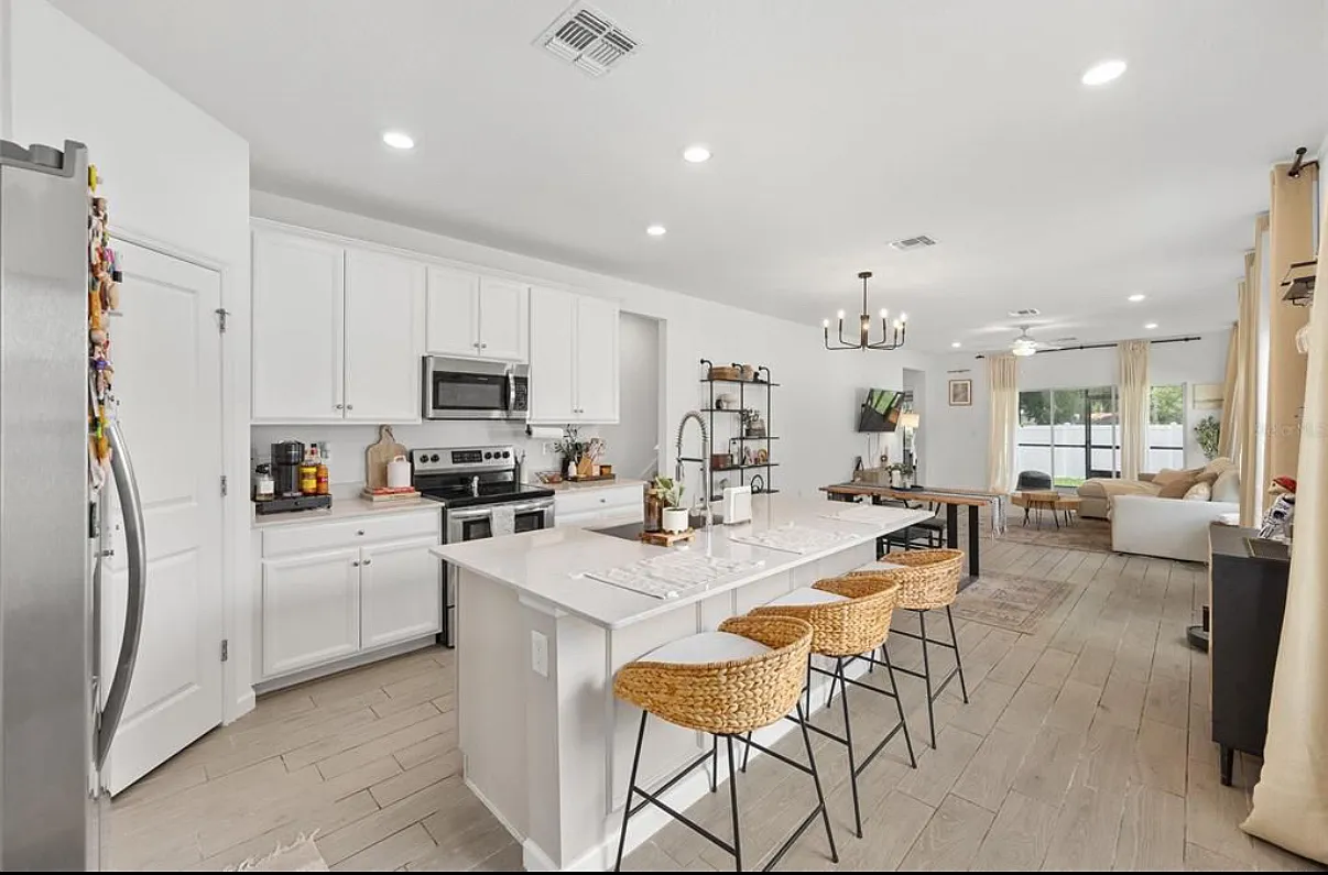 3 bed, 2.5 bath, 1951 sqft, $2,250 — Photo 3