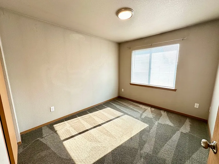 2102 N Yellowstone St — Photo 50