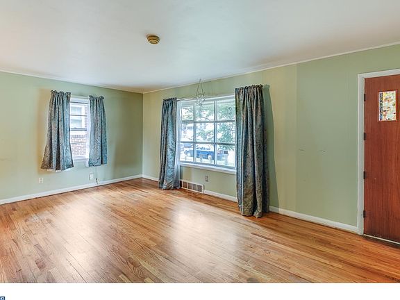 4th image of 2453 46th St
