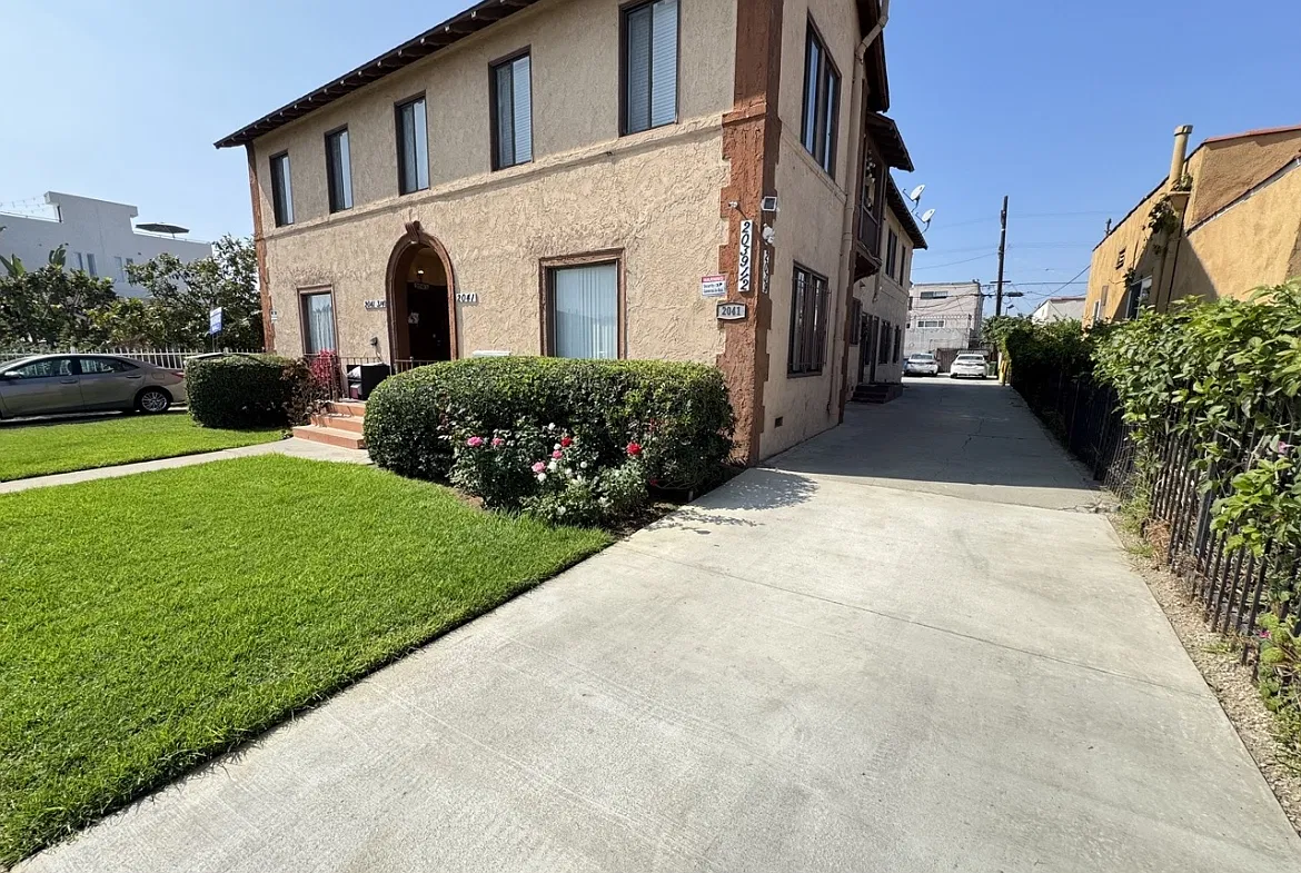 2 bed, 1200 sqft, $2,695 — Photo 2