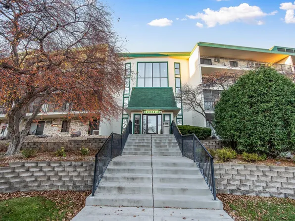 10411 Cedar Lake Rd APT 319, Minnetonka, MN 55305