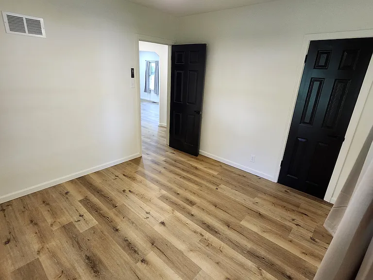 139 NW Louise St — Photo 10