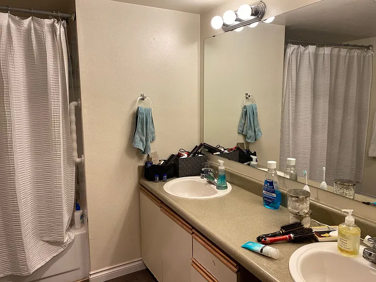 Adams Court Apartments — Photo 35