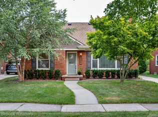 10054 Lincoln Dr, Huntington Woods, MI 48070