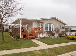 40 Periwinkle Dr, Olmsted Falls, OH 44138