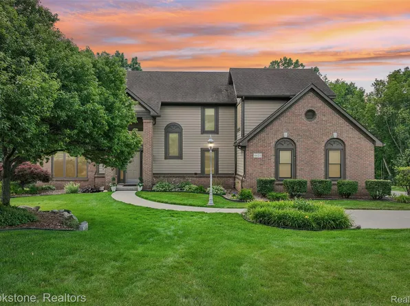 6423 Southampton Dr, Clarkston, MI 48346