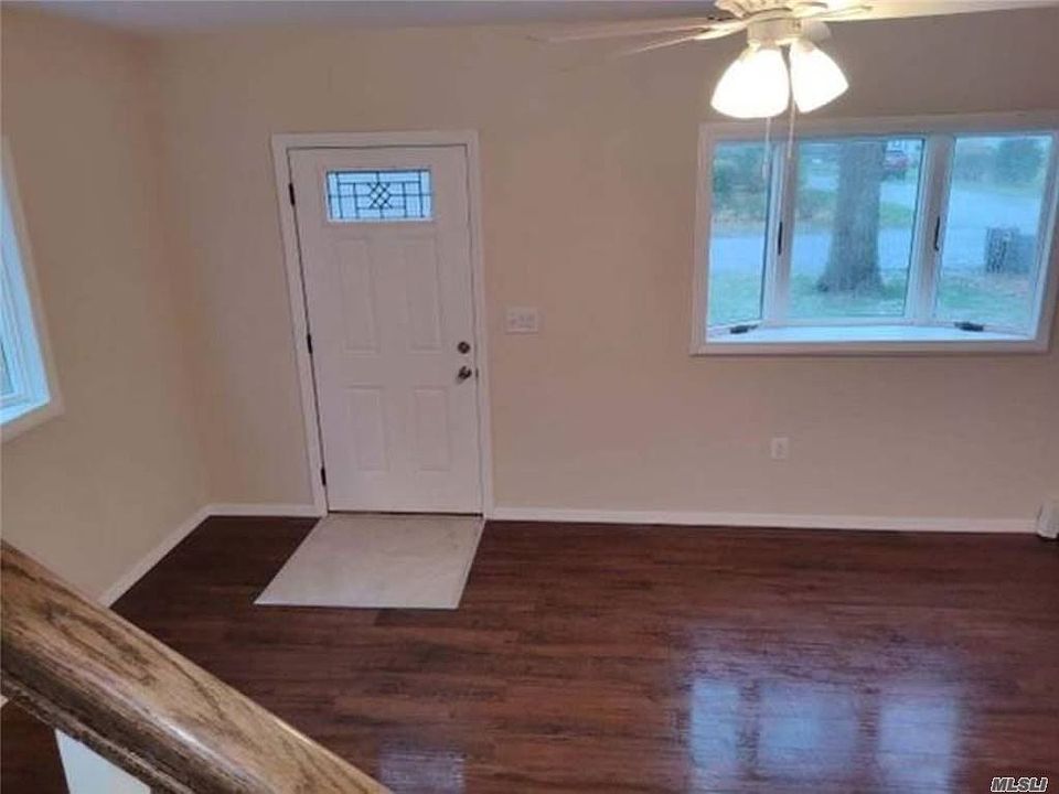 1st image of 105 Moriches Dr