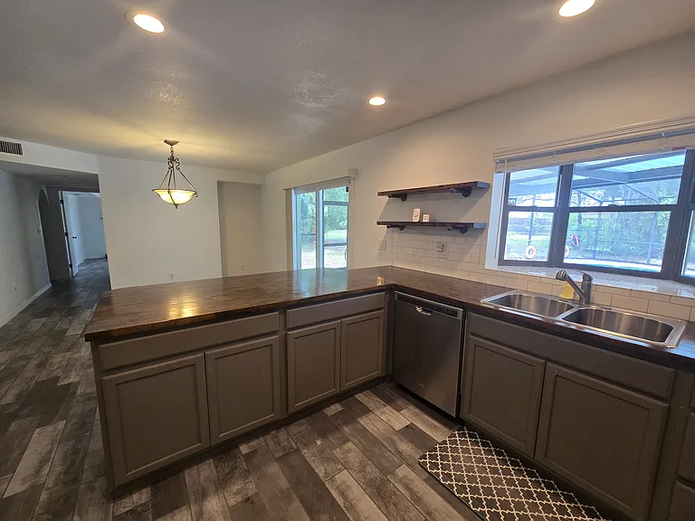 155 S Court St — Photo 4