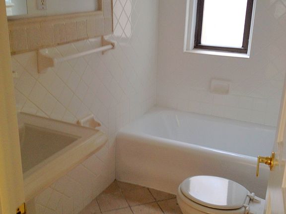 5th image of 111 E 80th St APT 5C