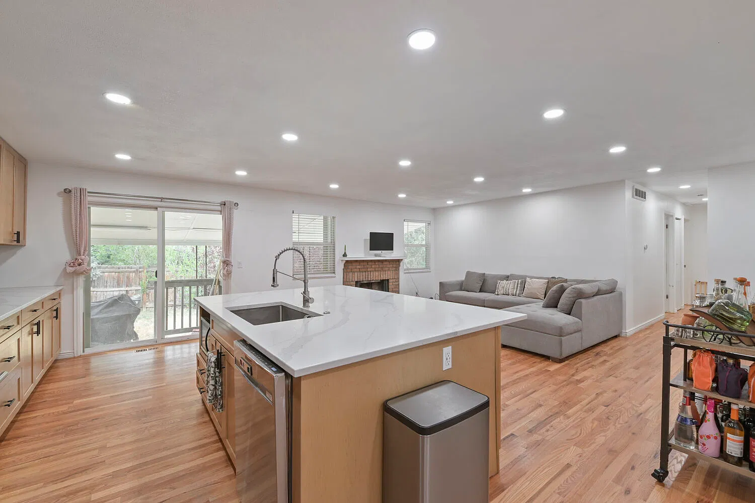 3 bed, 1242 sqft, $2,575 — Photo 3