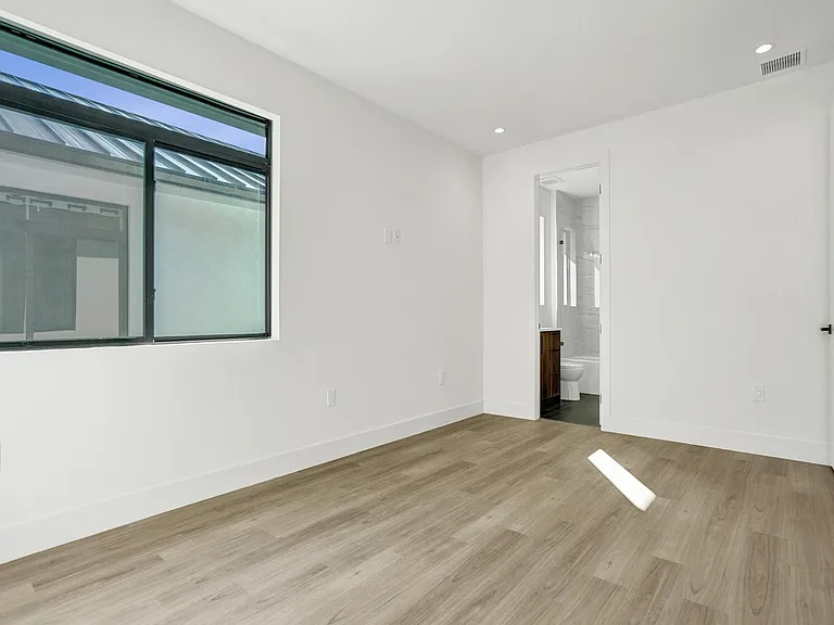 604 SW 7th Ave — Photo 45