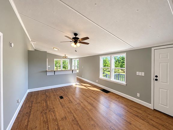 3rd image of 210 Betsy Ln