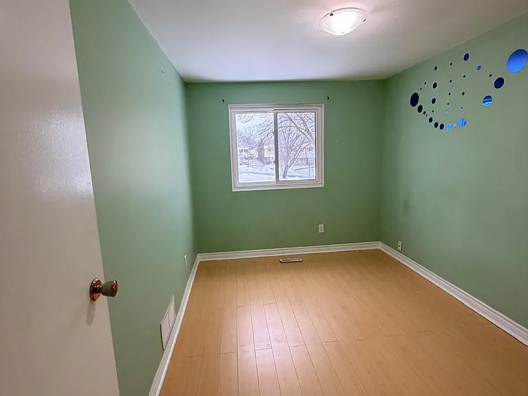 1391 Fenelon Cres — Photo 11