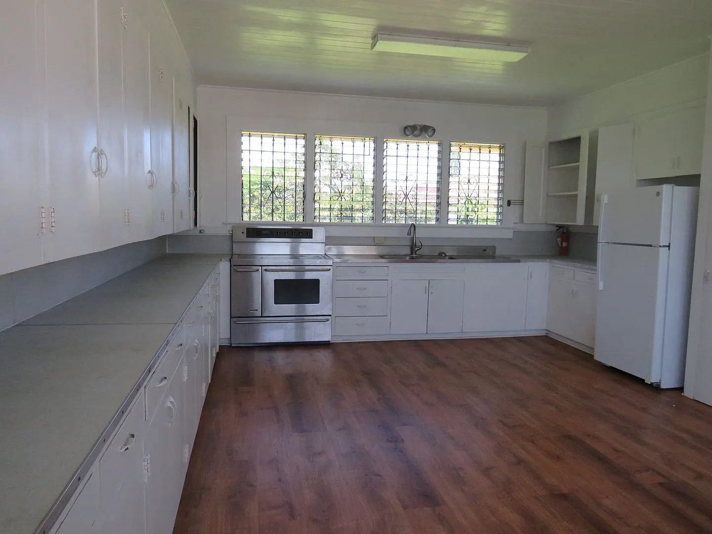 Spacious 5-Bedroom in the Heart of Hilo — Photo 3