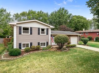 688 Darlington Ln, Crystal Lake, IL 60014