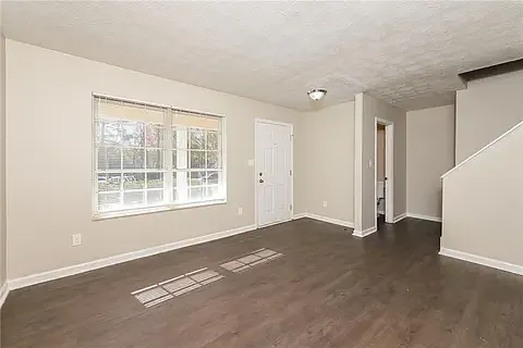 2573 Stratford Ln — Photo 5