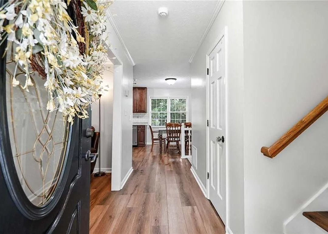 3 bed, 2048 sqft, $2,400 — Photo 3